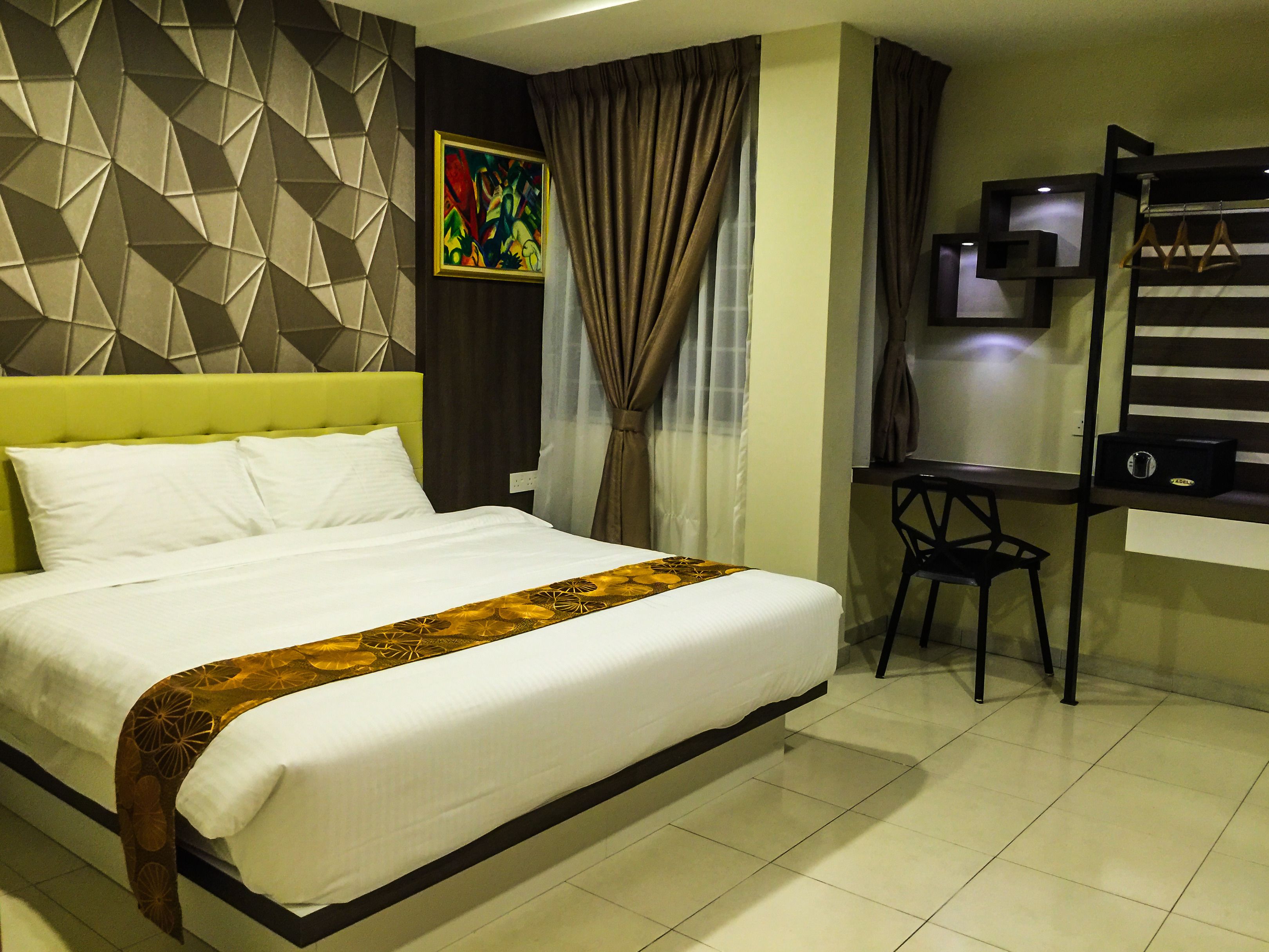 deluxe king room | in-room safe, desk, iron/ironing board, free wifi