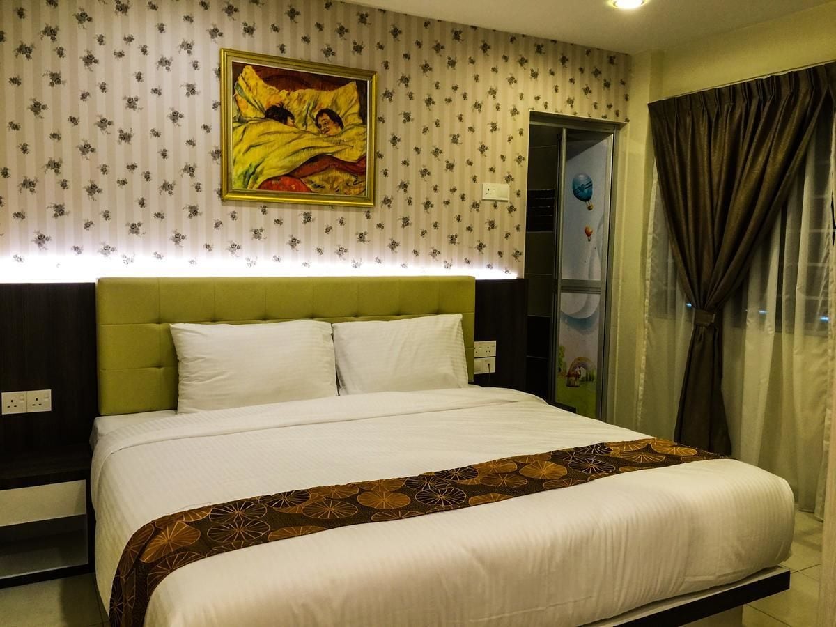 deluxe twin room | in-room safe, desk, iron/ironing board, free wifi
