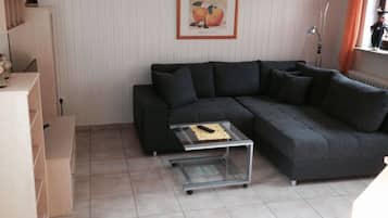 Appartement, 2 chambres | Salle de séjour | Télévision à écran plat