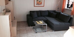 Appartement, 2 chambres | Salle de séjour | Téléviseur à écran plat