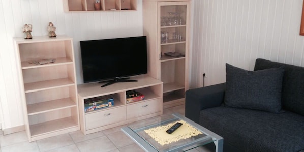 Appartement, 2 chambres | Salle de séjour | Téléviseur à écran plat