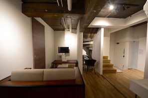 Apartamento superior, 2 quartos | Área de estar | TV de tela plana 42 polegadas com canais digitais, TV