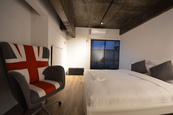 Apartamento superior, 2 quartos | Individualmente decorados, escrivaninha, ferros/tábuas de passar roupa