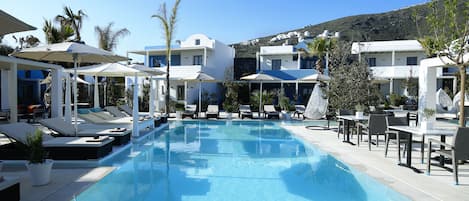 Kolam renang outdoor musiman, dengan cabana gratis