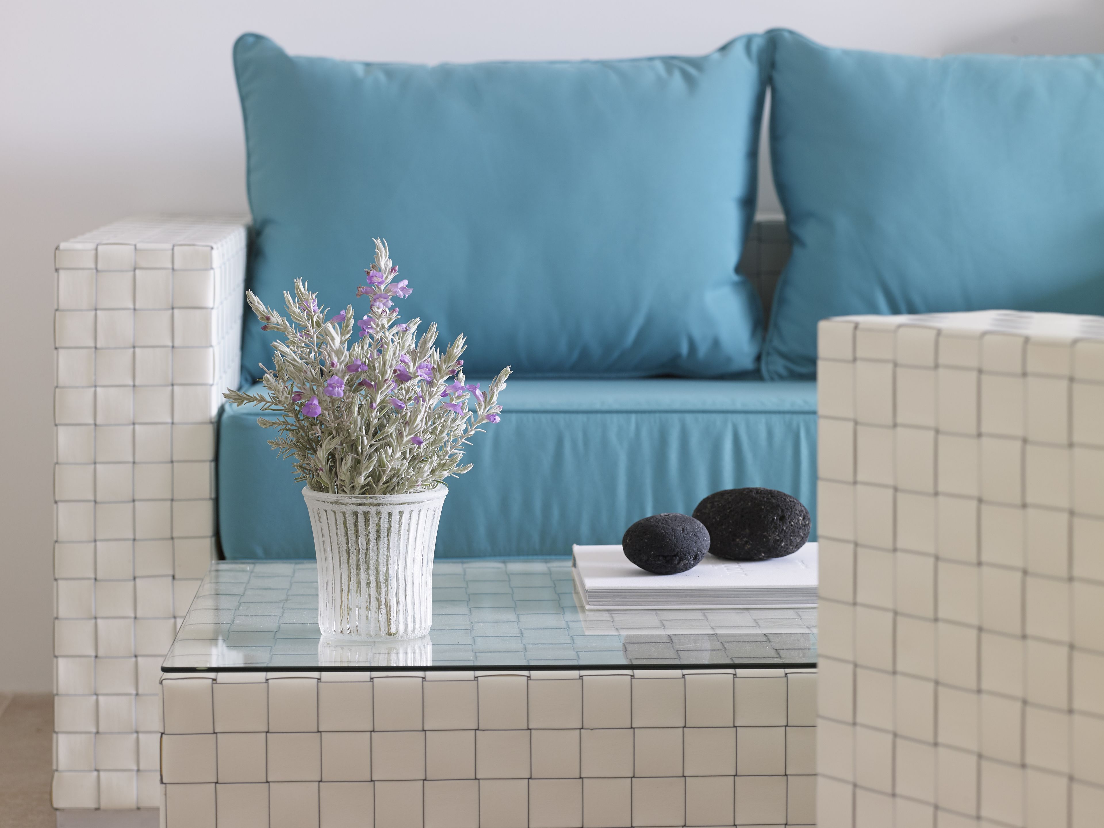 executive suite, hot tub (cave) | living area | flat-screen tv, books