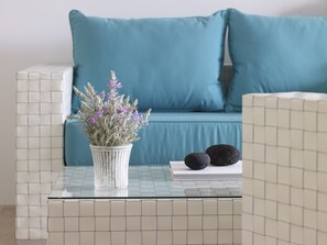 Executive Suite, Hot Tub (Cave) | Living area | Flat-screen TV, books