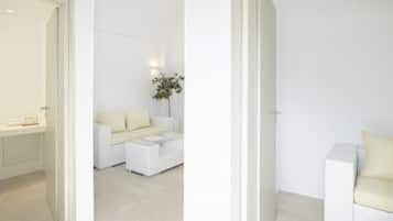 Executive Suite, Sea View | Living area | Flat-screen TV, books