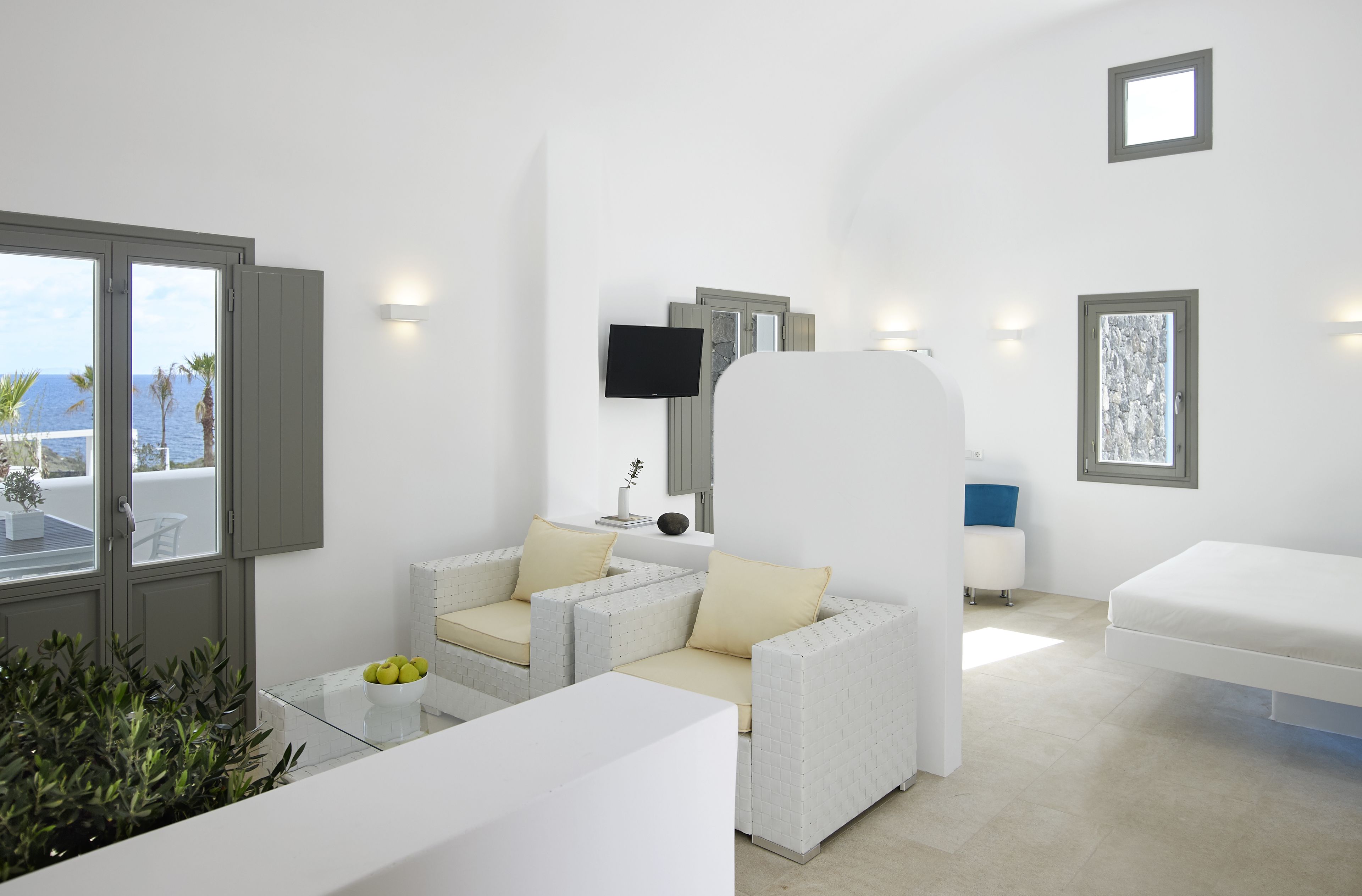 suite (wedding) | living area | flat-screen tv, books