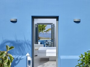Honeymoon Suite, Hot Tub, Sea View | Egyptian cotton sheets, premium bedding, Select Comfort beds, minibar