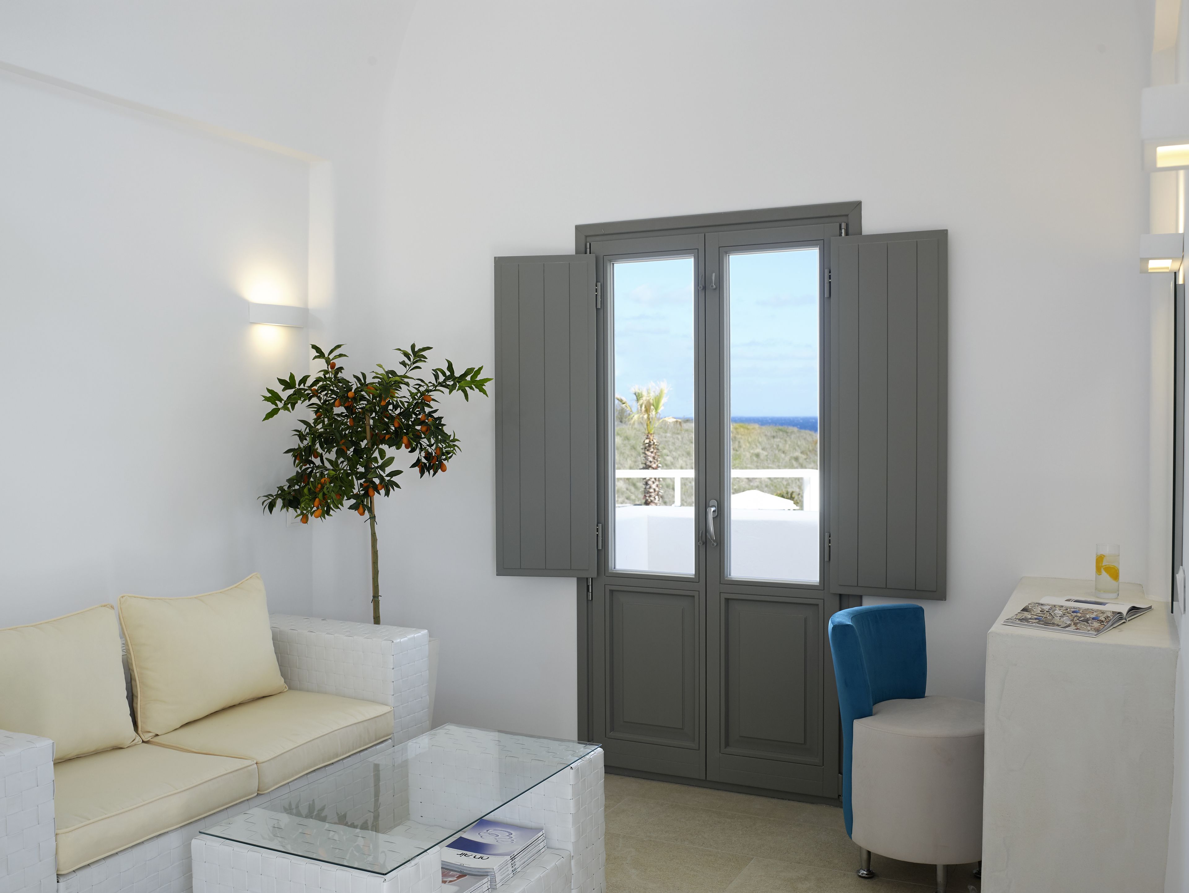 honeymoon suite, hot tub, sea view | living area | flat-screen tv, books