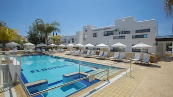 Außenpool, Sonnenschirme, Liegestühle