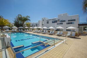 Outdoor pool, pool umbrellas, pool loungers - Flouressia Gardens (Paralimni)