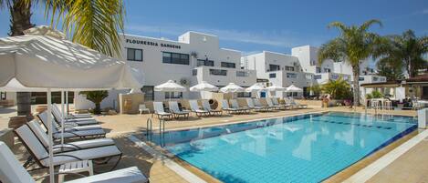 Piscine extérieure, parasols de plage, chaises longues
