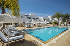 Outdoor pool, pool umbrellas, sun loungers - Flouressia Gardens (Paralimni)