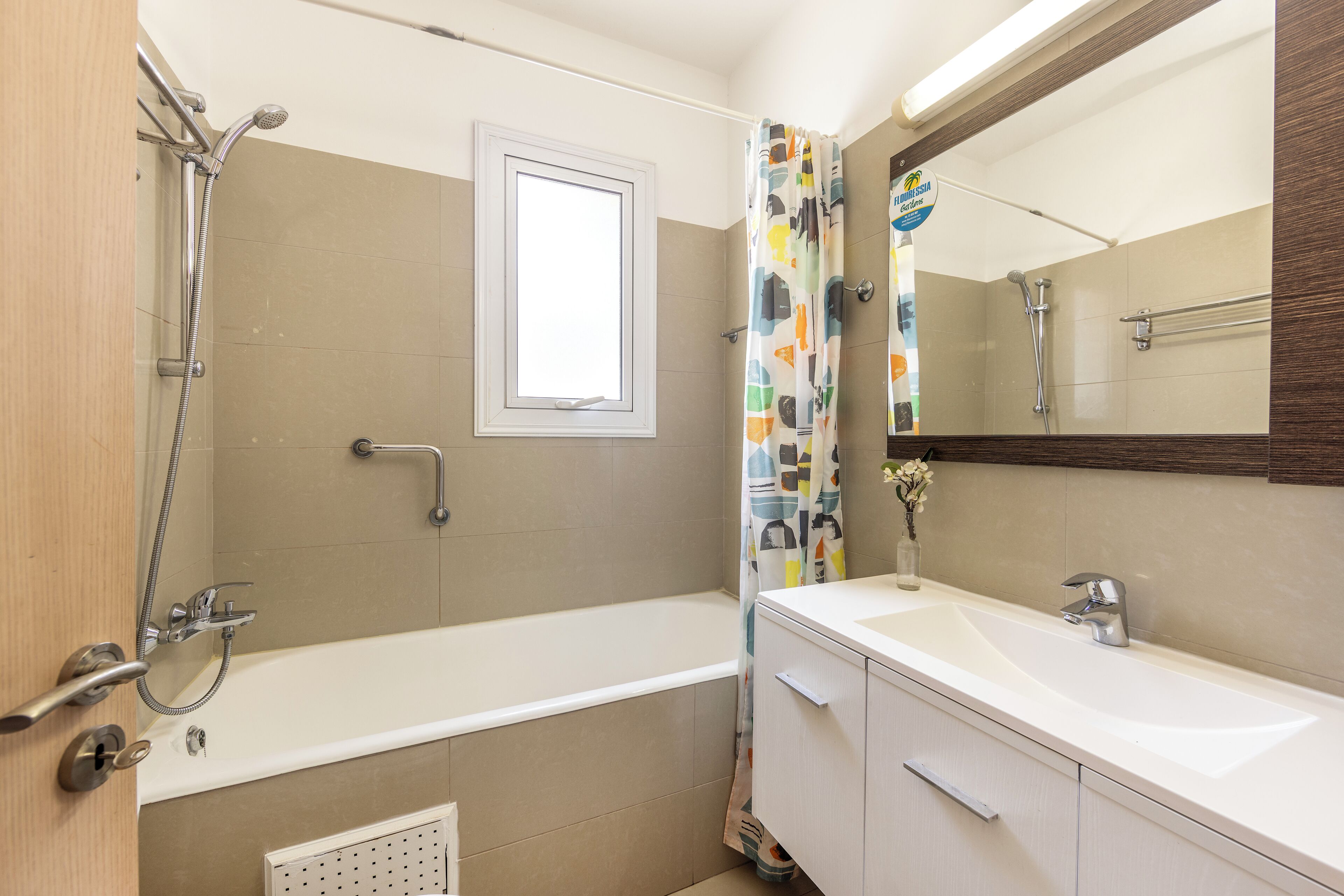 Un baño con bañera, ducha, tocador y ventana.