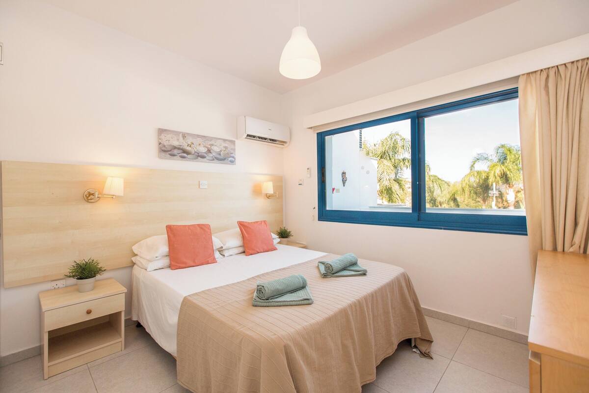 In-room safe, soundproofing, iron/ironing board, free WiFi