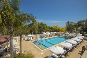 Outdoor pool, pool umbrellas, pool loungers - Flouressia Gardens (Paralimni)