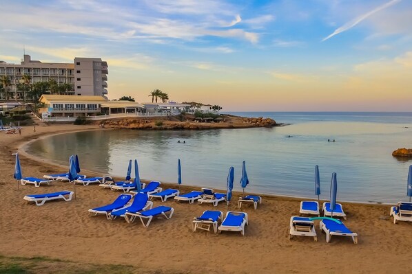 Plage à proximité, chaises longues, parasols, 2 bars de plage
