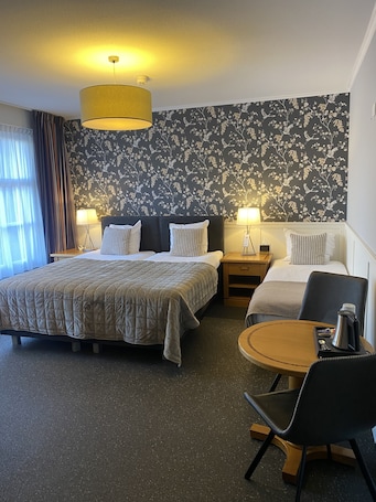 Cubrecamas, colchones con pillow-top, minibar y escritorio