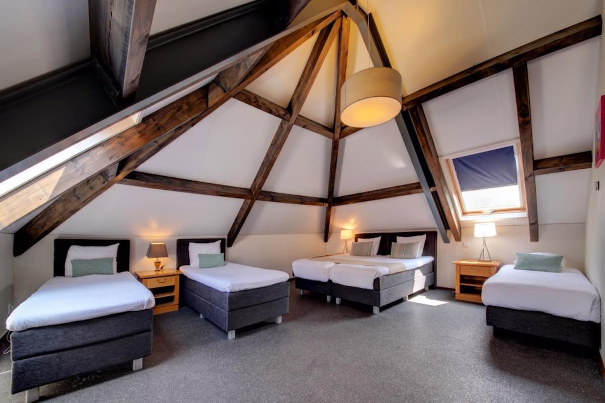 family room, non smoking, garden view | down duvets, pillow-top beds, minibar, desk