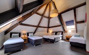 Familiekamer, niet-roken, uitzicht op tuin | Donsdekens, pillowtop-bedden, een minibar, een bureau