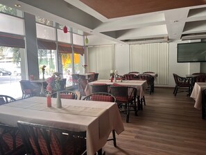 Breakfast and dinner served - NEO Hatyai Hotel (Hat Yai)