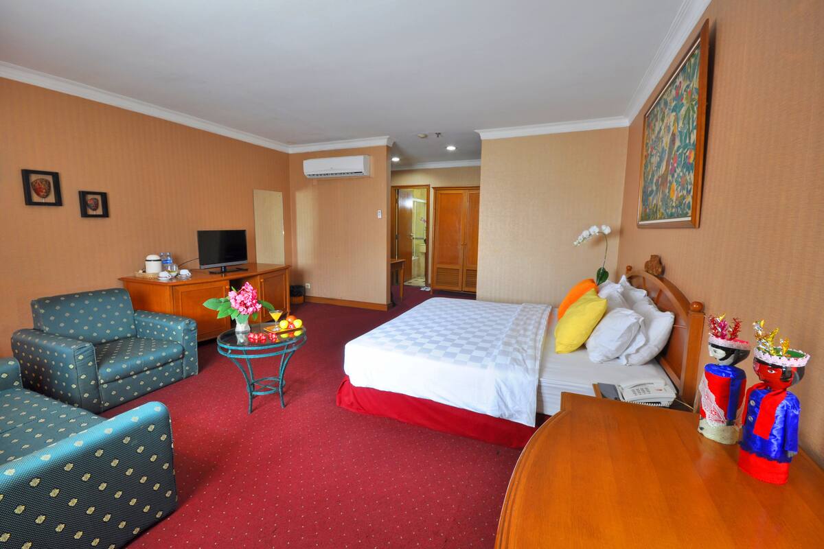 VIP Room | Desk, WiFi (free)