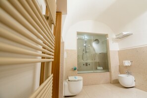Combined shower/tub, free toiletries, hair dryer, bidet - Dimora Intini (Noci)
