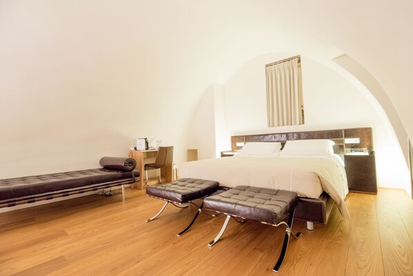 ملاءات للفراش لا تسبب الحساسية وميني بار وخزنة داخل الغرفة ومكتب