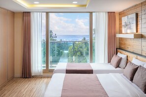 ห้องรอยัลทริปเปิล, หลายเตียง, ระเบียง, เห็นวิวมหาสมุทรบางส่วน | เครื่องนอนระดับพรีเมียม, ผ้าม่านกันแสง, ห้องเก็บเสียง, Wi-Fi ฟรี