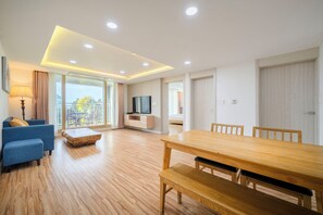 套房, 2 間臥室, 非吸煙房, 部分海景 | 起居區 | 30-吋平面電視，提供有線頻道