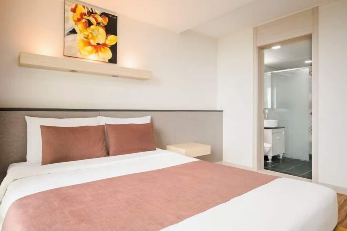 Luxe beddengoed, verduisterende gordijnen, geluiddichte muren