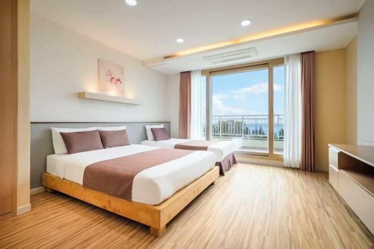 Premium bedding, blackout drapes, soundproofing, WiFi (free)