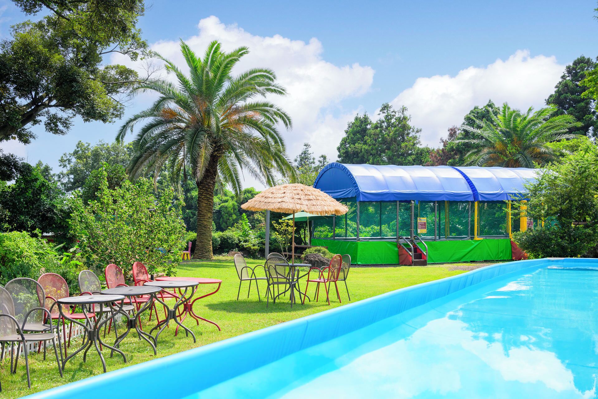 Una piscina al aire libre de temporada