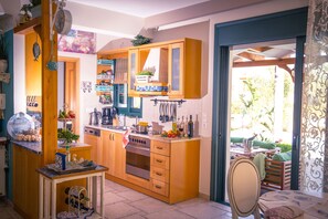 Villa, 3 habitaciones, piscina privada, vistas al mar | Cocina privada | Frigorífico grande, microondas, horno y placa de cocina