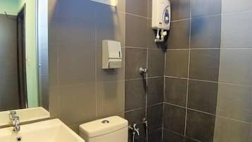Ducha, artículos de tocador gratuitos, toallas