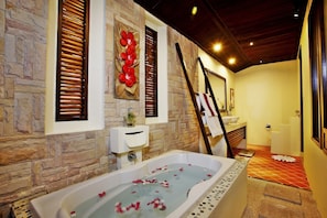 Separate bathtub and shower, deep-soaking bathtub, free toiletries