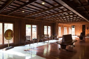 Lobby sitting area - True Siam Rangnam Hotel (Bangkok)