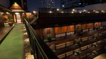 住宿正面 - 傍晚/夜晚