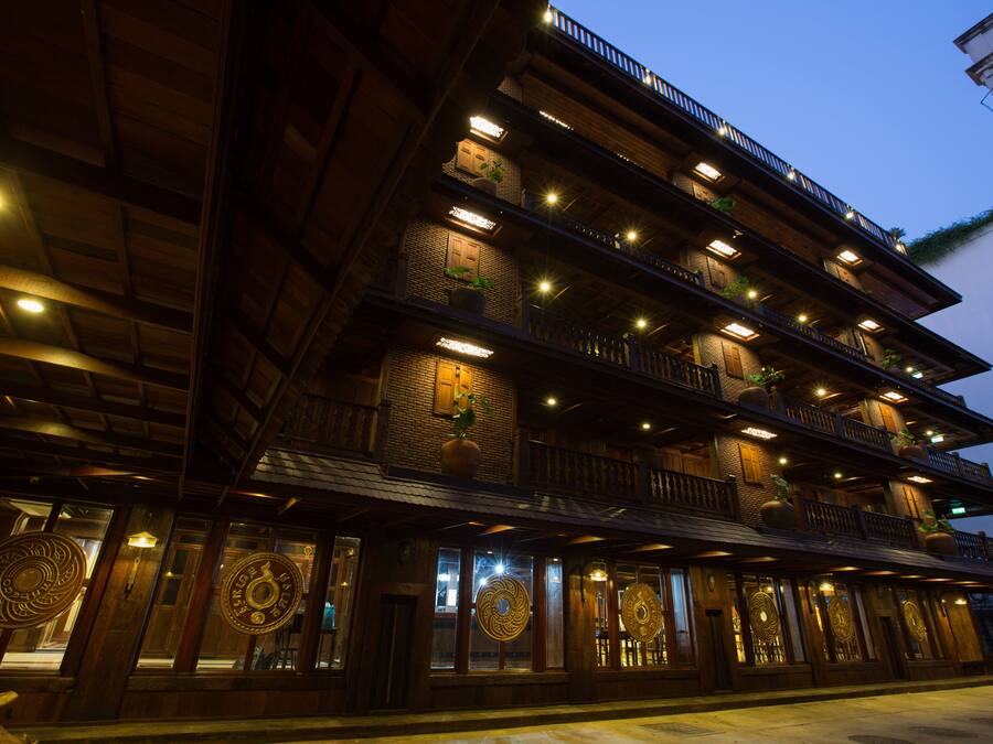 Majoituspaikan julkisivu illalla/yöllä