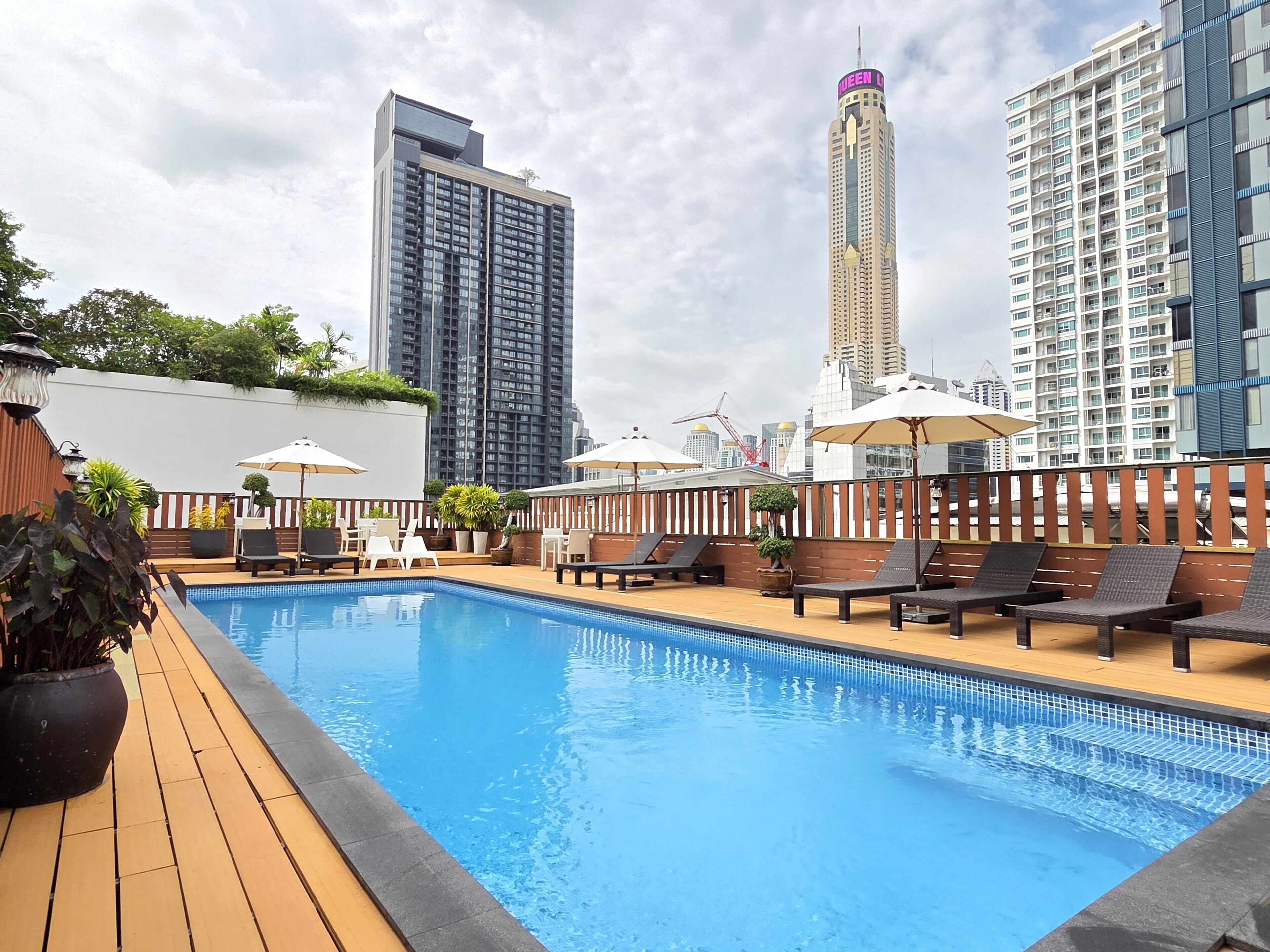 Outdoor pool, pool umbrellas, sun loungers