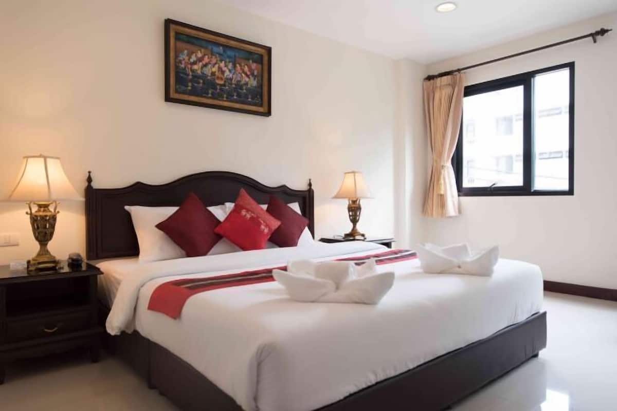 In-room safe, desk, rollaway beds (surcharge), WiFi (free)