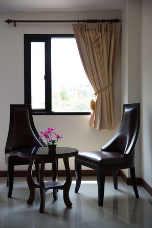 Superior Room | 起居区 | 32-英寸液晶电视 （配备有线频道）、电视