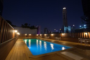 Outdoor pool, pool umbrellas, pool loungers - True Siam Rangnam Hotel (Bangkok)
