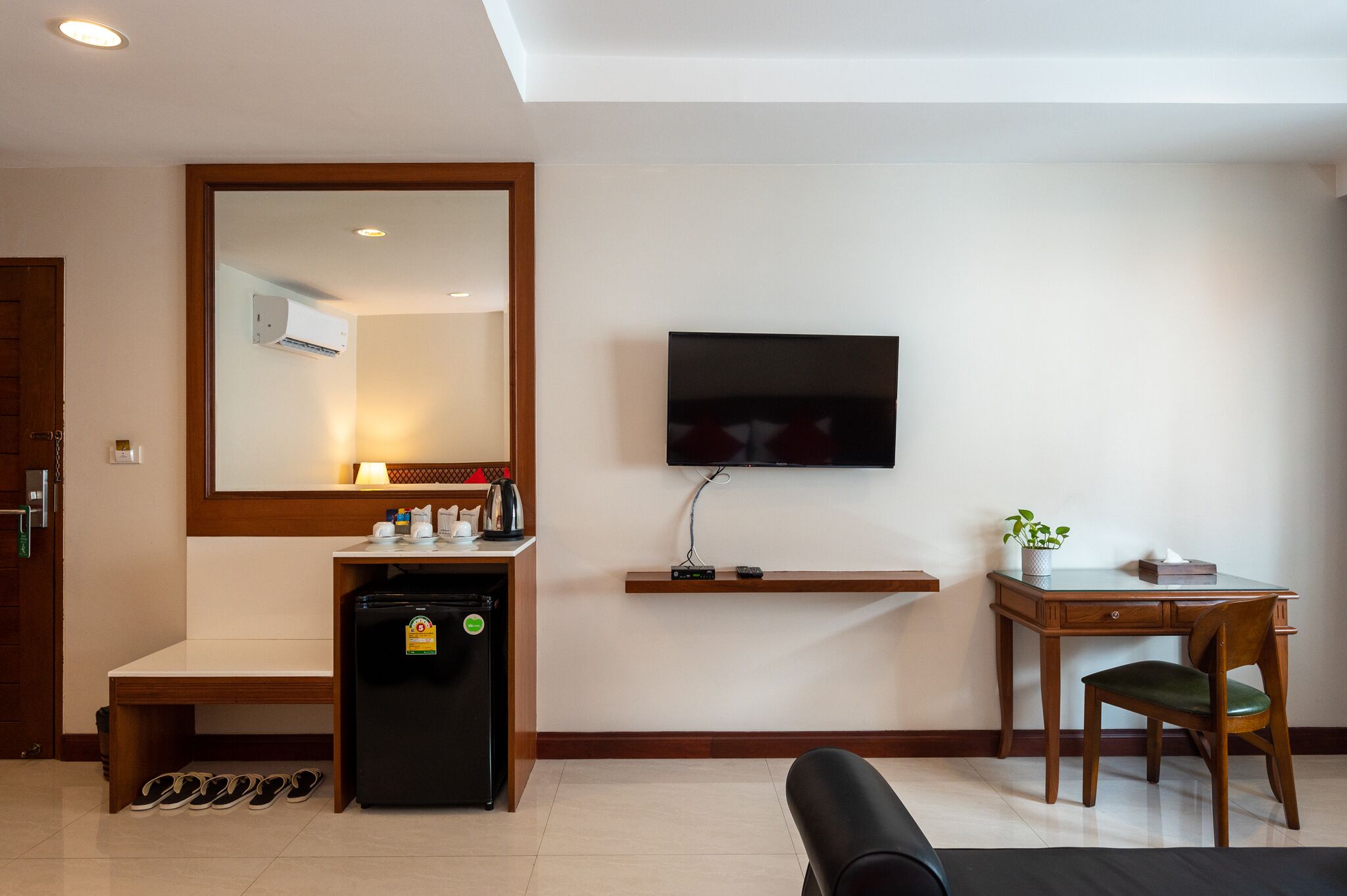 deluxe triple room | 1 bedroom, in-room safe, desk, rollaway beds