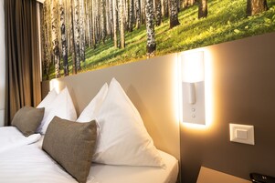 基础双床房 | 高档床上用品、客房内保险箱、办公桌、遮光窗帘