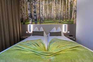 Basic-Zweibettzimmer | Hochwertige Bettwaren, Zimmersafe, Schreibtisch, Verdunkelungsvorhänge