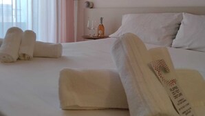 Caixa forta a l'habitació, escriptori i roba de llit 