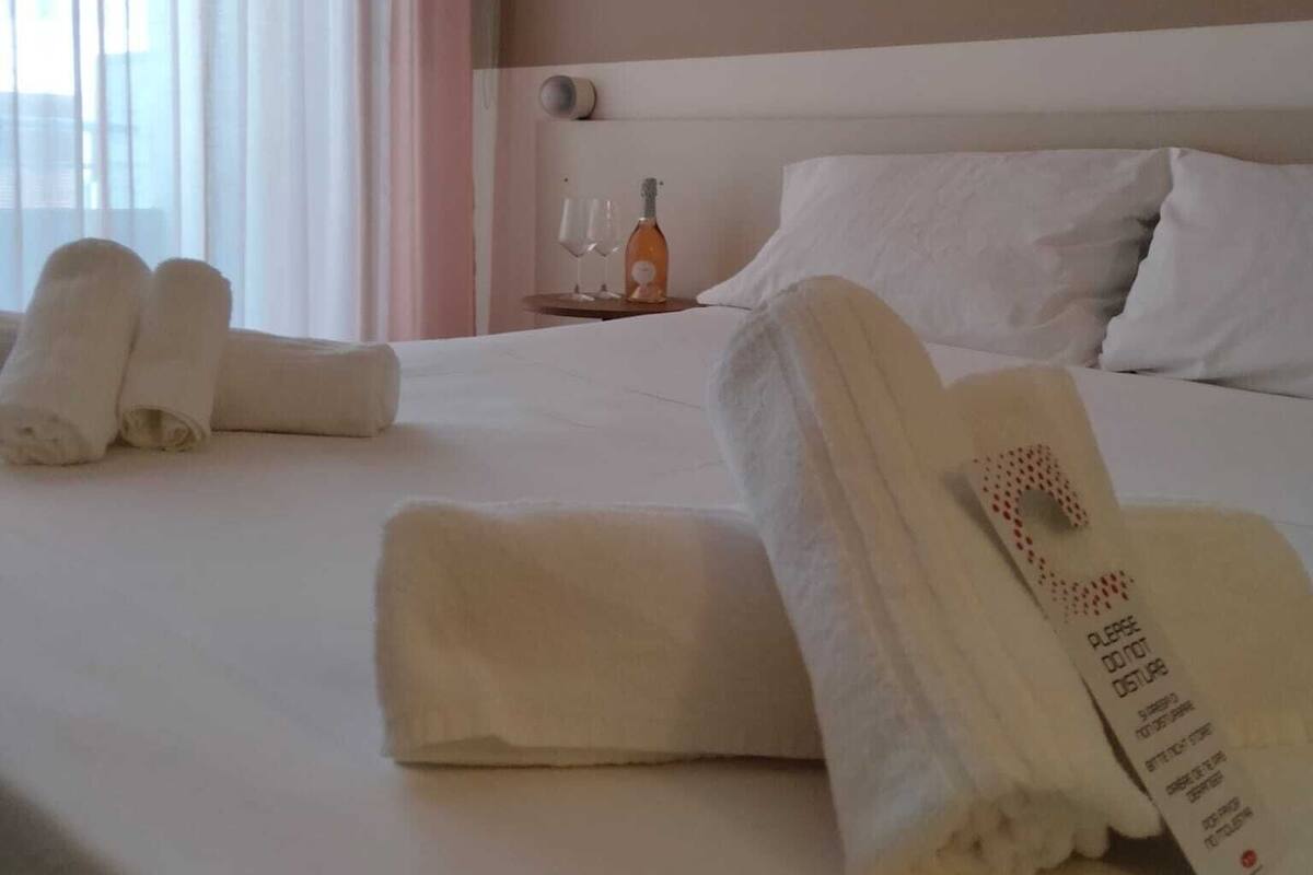 In-room safe, desk, bed sheets