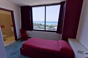 Habitación individual estándar | Caja fuerte, escritorio, ropa de cama